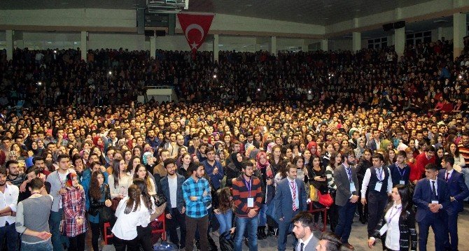 Atatürk Üniversitesi Öğrencileri Vize Stresini Resul Dindar Konseriyle Attı