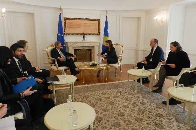 Ab Komiseri Hahn’dan Kosova Muhalefetine Çağrı
