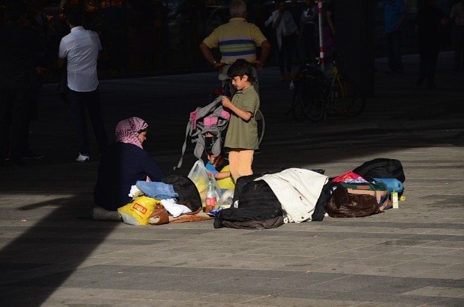 Sığınmacılar, Avusturya’da Tren İstasyonlarını Kamp Alanına Çevirdi