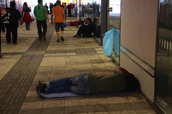 Sığınmacılar, Avusturya’da Tren İstasyonlarını Kamp Alanına Çevirdi