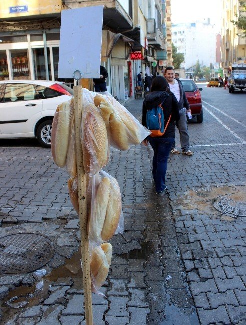 Sadaka Taşı Gibi ’Askıda Ekmek’ Uygulaması