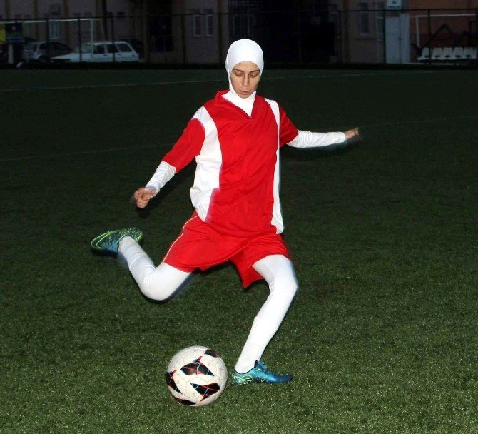 Türkiye’nin İlk Türbanlı Futbolcusu, Örtülü Kızlara Yeşil Sahanın Kapısını Açtı
