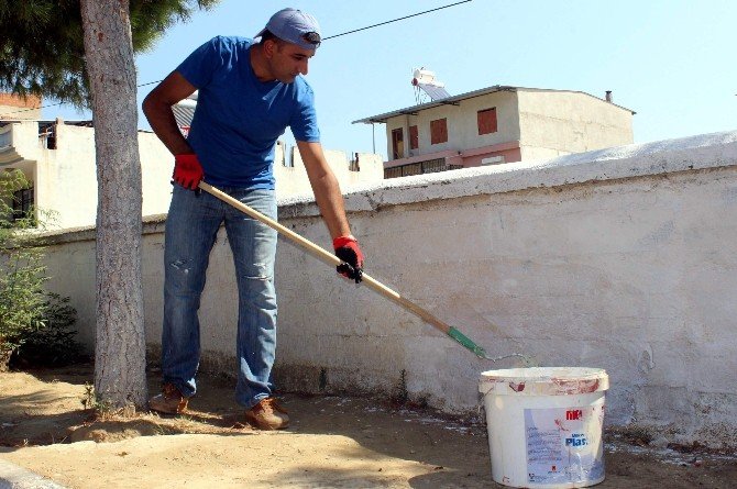İnşaatçı Öğretmen Tatile Gitmek Yerine Okulu Onarıyor