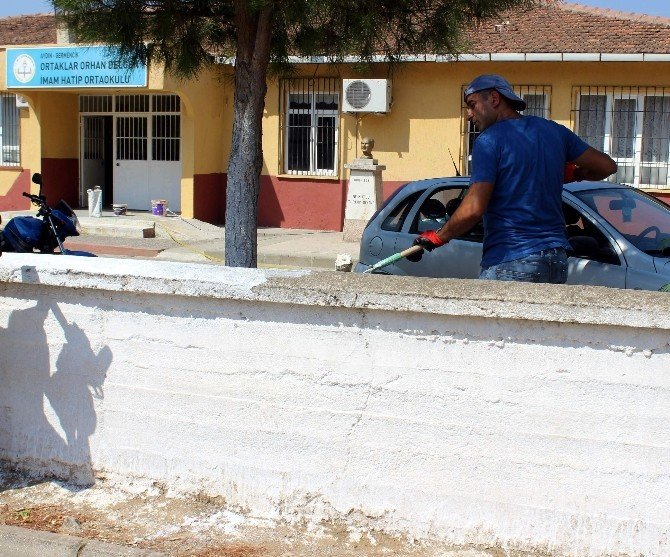 İnşaatçı Öğretmen Tatile Gitmek Yerine Okulu Onarıyor