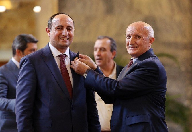 Eski Milletvekili Karayel, Vekil Seçilen Oğlunun Rozetini Taktı