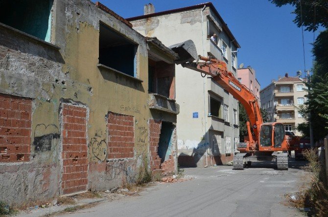 Bafra’da Metruk Binalar Yıkılıyor