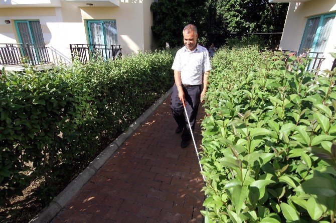 Fethiye’de Görme Engelliler Beyaz Bastonla Yürümeyi Öğreniyor