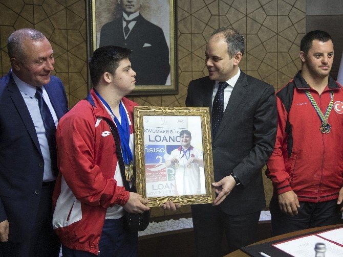Bakan Çağatay Kılıç Down Sendromlu Şampiyon Sporcularla Bir Araya Geldi