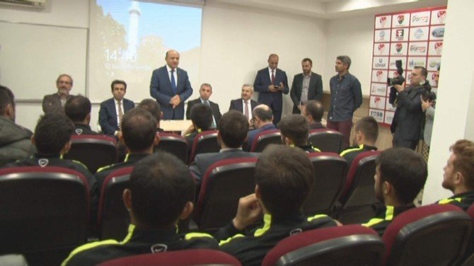 Bakan Işık Kocaeli Birlikspor Tesislerini Ziyaret Etti