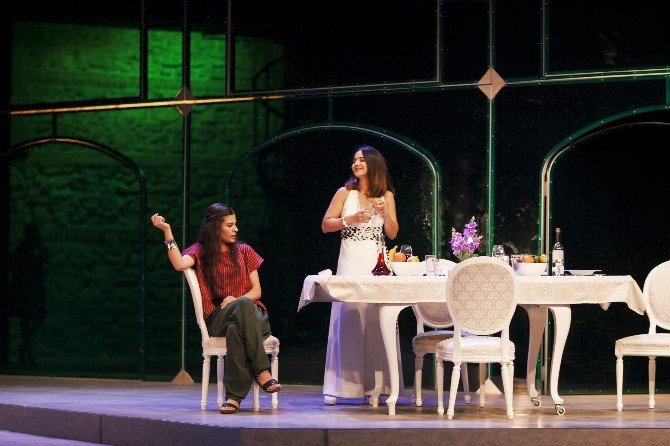 Bakırköy Belediyesi Tiyatrosu, Shakespeare’ın ‘Yanlışlıklar Komedyası’ İle Perdelerini Açtı