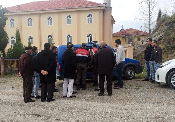 Cenazede Karşılaştığı Husumetlisini Bıçakladı