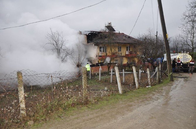 Bartın’da İki Ev Yanarak Kül Oldu