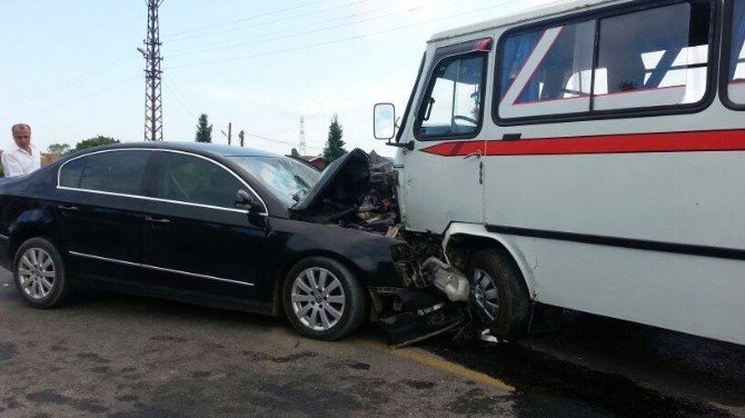 Minibüs İle Otomobil Kafa Kafaya Çarpıştı: 11 Yaralı