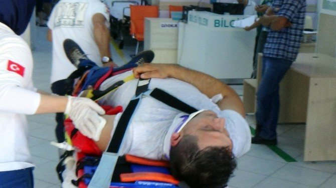 Minibüs İle Otomobil Kafa Kafaya Çarpıştı: 11 Yaralı