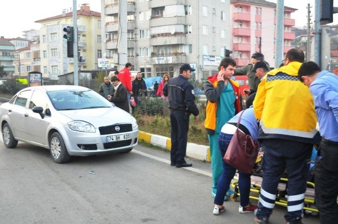 Otomobil Yaya Geçidinde Kadına Böyle Çarptı