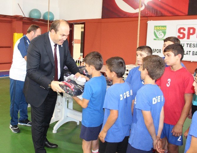 Güreş Federasyonu’ndan Öğrencilere Ekipman Desteği