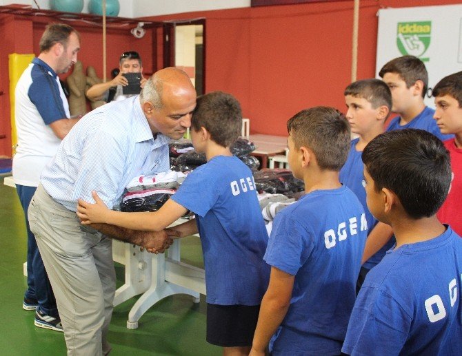 Güreş Federasyonu’ndan Öğrencilere Ekipman Desteği