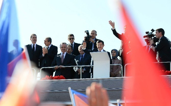 Başbakan Davutoğlu Atatürk Havalimanı’nda Coşkuyla Karşılandı