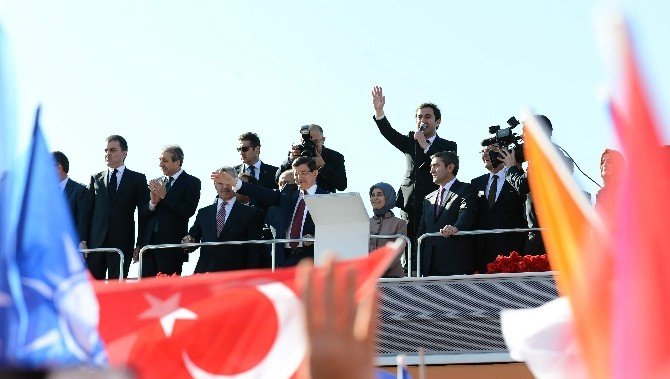 Başbakan Davutoğlu Atatürk Havalimanı’nda Coşkuyla Karşılandı