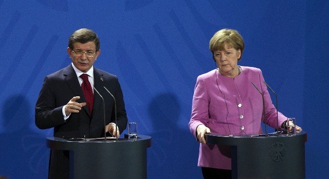 Davutoğlu: “Türkiye’de Yürütülen Mücadele Kesinlikle Demokratik Hukuk Devleti İçinde Yürütülen Mücadeledir”