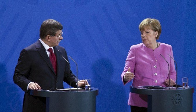 Davutoğlu: “Türkiye’de Yürütülen Mücadele Kesinlikle Demokratik Hukuk Devleti İçinde Yürütülen Mücadeledir”