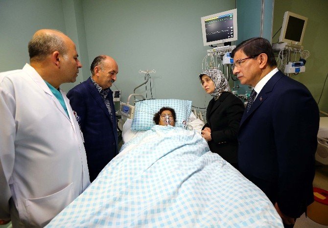 Başbakan Davutoğlu, Ankara’daki Patlamada Yaralanan Vatandaşları Ziyaret Etti