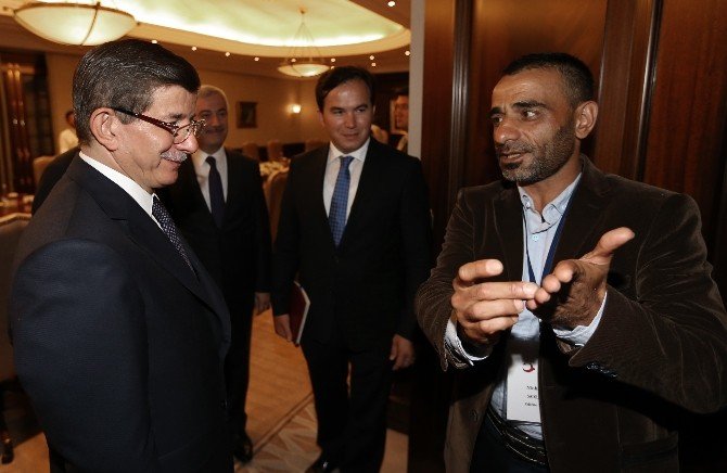 Başbakan Davutoğlu, Suriyeli Mültecilerin Temsilcilerini Kabul Etti