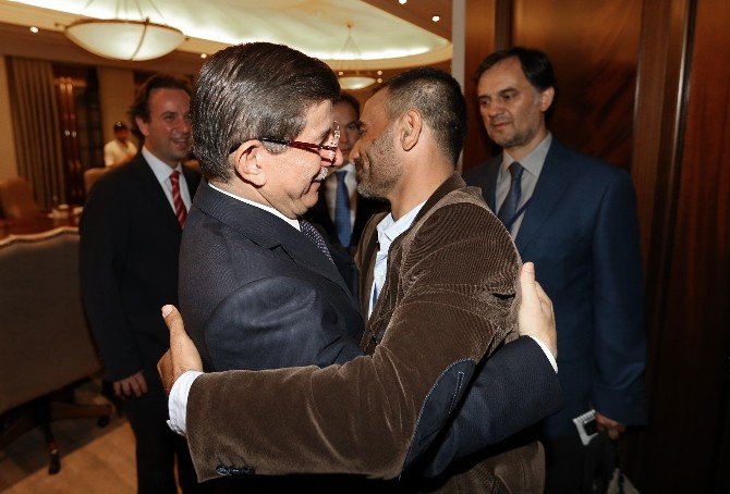 Başbakan Davutoğlu, Suriyeli Mültecilerin Temsilcilerini Kabul Etti
