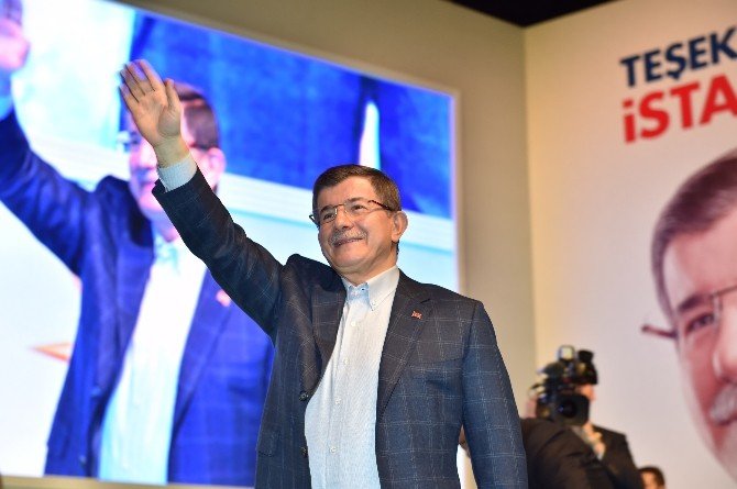 Başbakan Davutoğlu: "Cumhurbaşkanımıza Hakaret Ederek Kendini Kurtarmaya Çalışıyor"