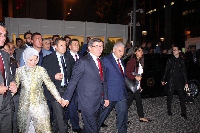 Başbakan Davutoğlu’ndan Eşiyle El Ele İzmir Turu