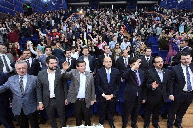 Başbakan Davutoğlu, Gençlerle Buluştu