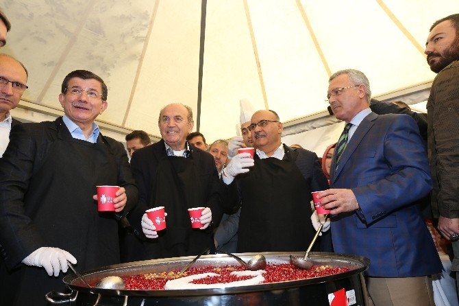 Başbakan Davutoğlu Aşure Dağıttı