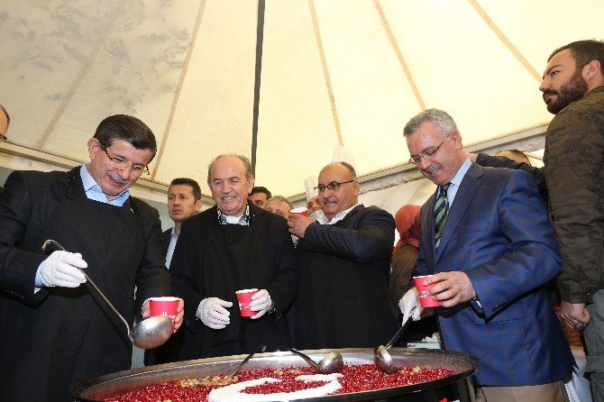 Başbakan Davutoğlu Aşure Dağıttı