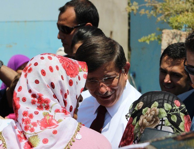 Başbakan Davutoğlu, Suriye Sınırına Sıfır Noktada İncelemelerde Bulundu