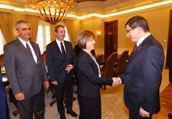 Başbakan Davutoğlu, Kktc Dışişleri Bakanı Çolak’ı Kabul Etti
