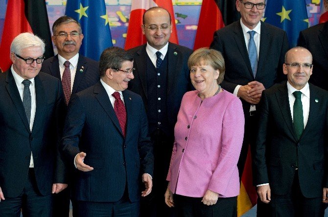 Davutoğlu Berlin’de Aile Fotoğrafında Yer Aldı