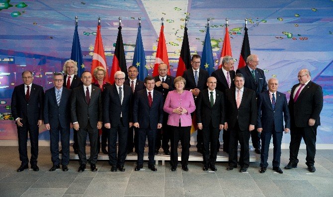 Davutoğlu Berlin’de Aile Fotoğrafında Yer Aldı