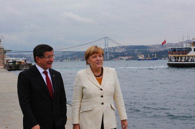 Başbakan Davutoğlu Merkel’e İstanbul’u Anlattı
