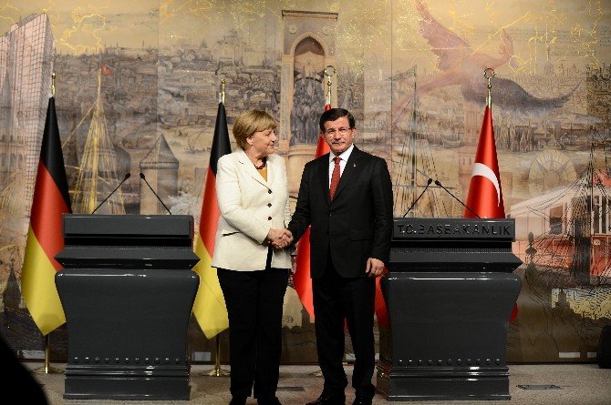 Başbakan Davutoğlu: "Yasadışı Göç, Hiçbir Ülkenin Tek Başına Başa Çıkacağı Bir Husus Değil"