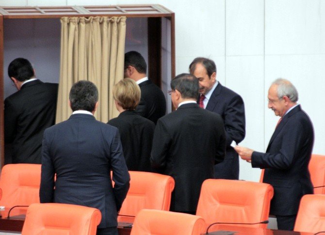 Davutoğlu Ve Kılıçdaroğlu Oy Kullanmak İçin Arka Arkaya Sıraya Girdi