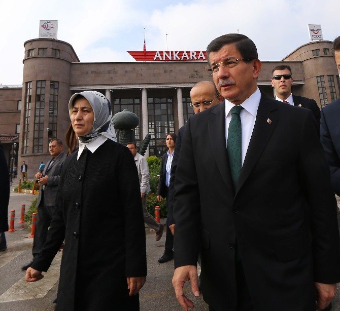 Başbakan Davutoğlu’ndan 97 Kişinin Öldüğü Yere Kırmızı Karanfil