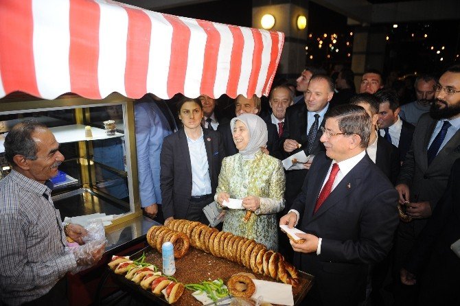 Başbakan Davutoğlu’ndan Eşiyle El Ele İzmir Turu