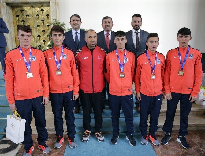 Başbakan Davutoğlu Şampiyon Sporcularla Bir Araya Geldi