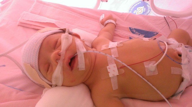 Minik Talha’ya Başbakan Davutoğlu Yardım Elini Uzattı