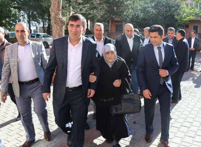 Başbakan Yardımcısı Yılmaz Oyunu Annesiyle Birlikte Kullandı