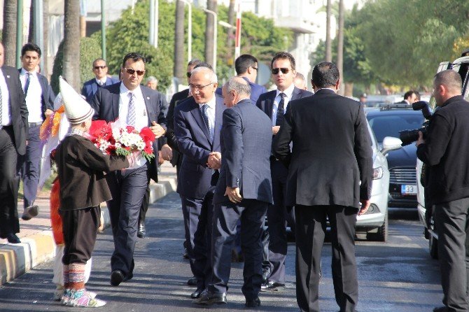 Elvan: “Biz Hepsini Kucaklıyoruz. Aynı Davranışı Rusya’dan Da Bekliyoruz”