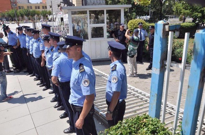 Kosova Başbakanlık Binasının Önü Savaş Alanına Döndü