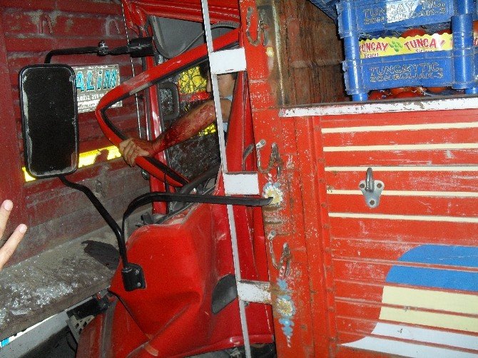 Bilecik’te Kamyon Tır’a Çarptı 1 Yaralı