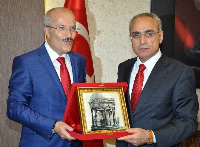Bakan Topçu Belediyeleri Ziyaret Etti