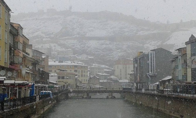 Bayburt’ta Kar Yağışı Hayatı Olumsuz Etkiliyor